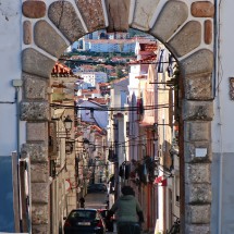 Marion in a narrow alleyway in Setúbal